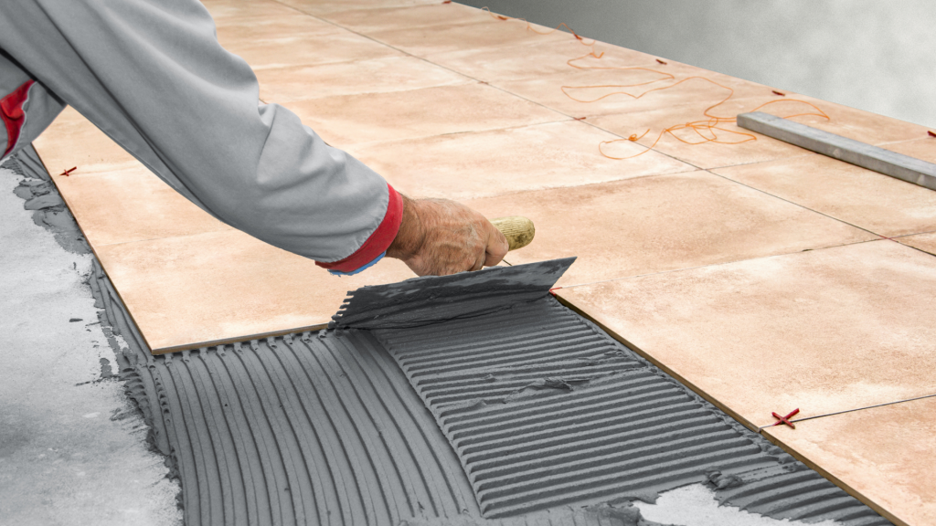 Un ouvrier en train de faire du plaquiste carrelage.